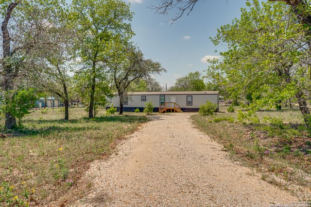 78 Spanish Oak Rd, Somerset, TX 78069