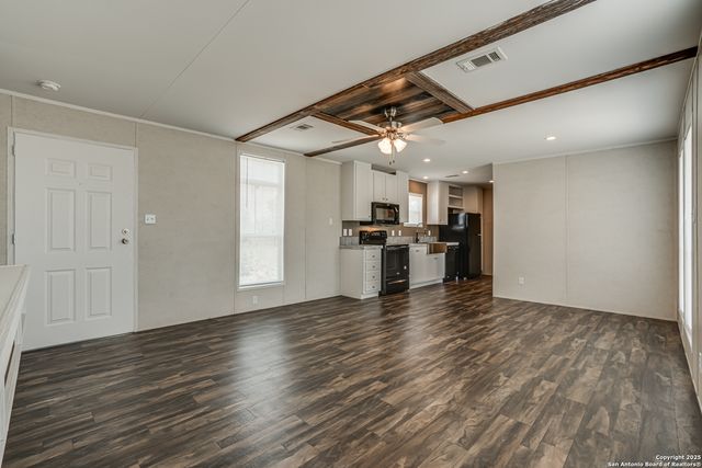 78 Spanish Oak Rd, Somerset, TX 78069