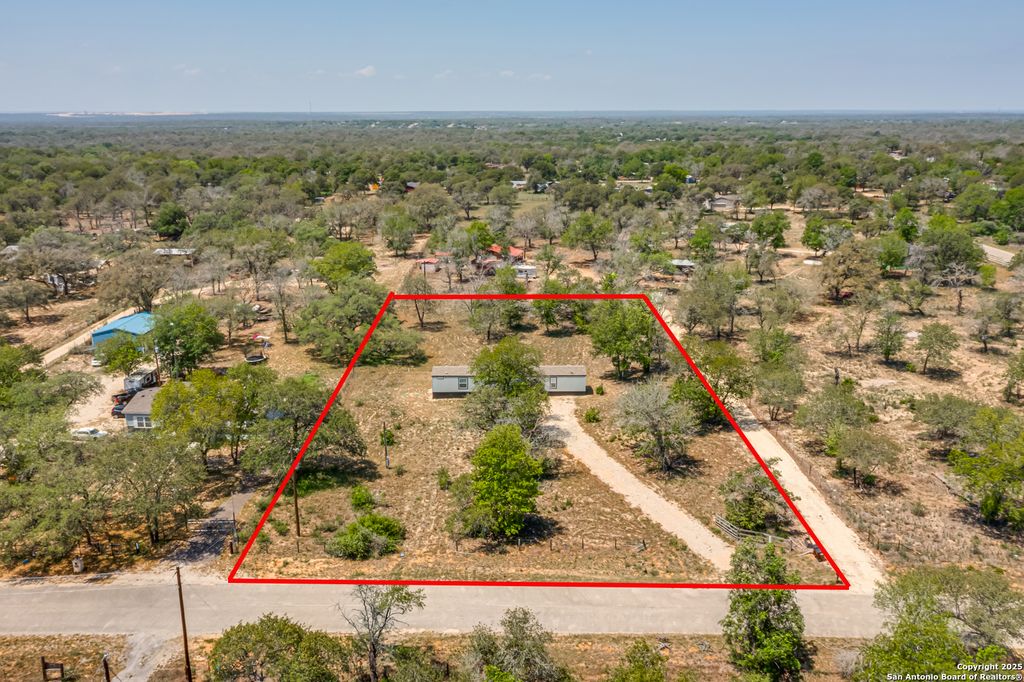 78 Spanish Oak Rd, Somerset, TX 78069