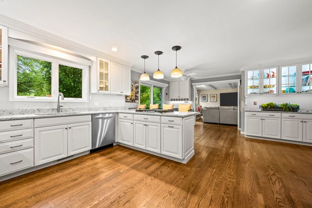150 N Suffolk Lane, Lake Forest, IL 60045