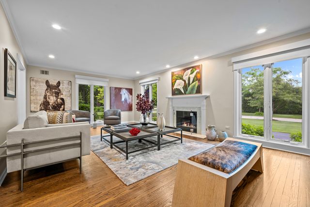 150 N Suffolk Lane, Lake Forest, IL 60045