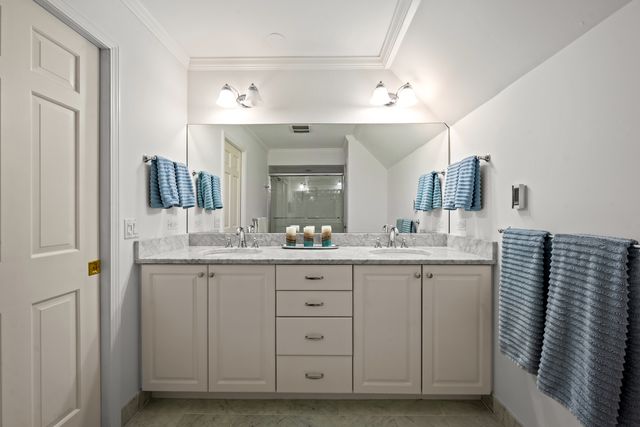 150 N Suffolk Lane, Lake Forest, IL 60045