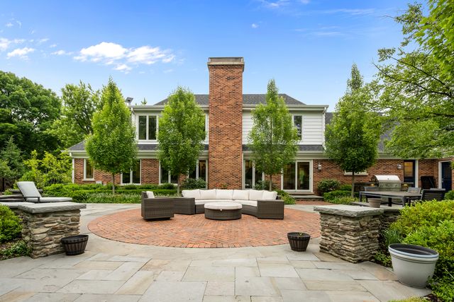 150 N Suffolk Lane, Lake Forest, IL 60045