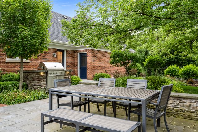 150 N Suffolk Lane, Lake Forest, IL 60045
