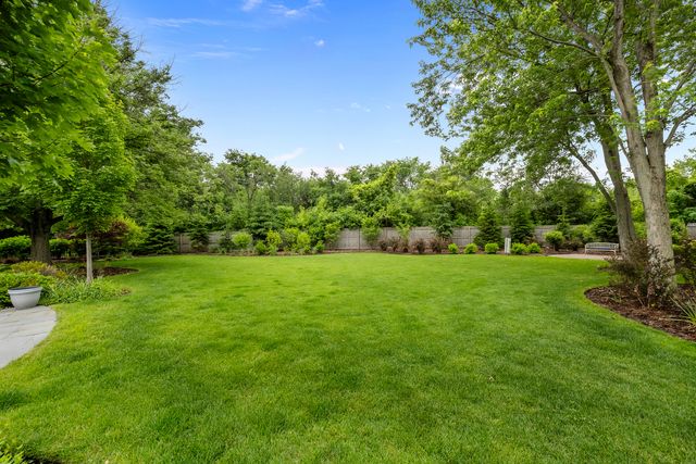 150 N Suffolk Lane, Lake Forest, IL 60045