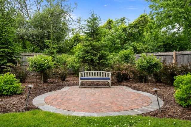 150 N Suffolk Lane, Lake Forest, IL 60045