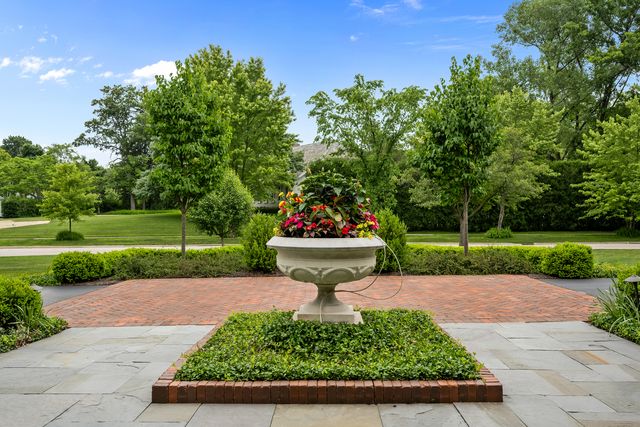 150 N Suffolk Lane, Lake Forest, IL 60045