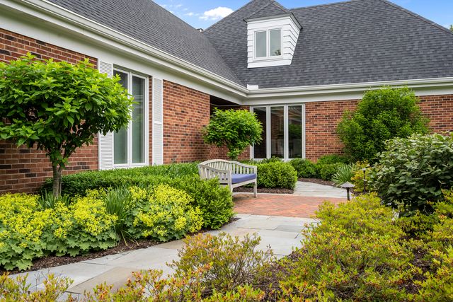 150 N Suffolk Lane, Lake Forest, IL 60045
