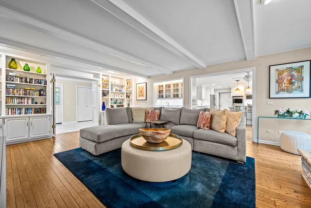150 N Suffolk Lane, Lake Forest, IL 60045