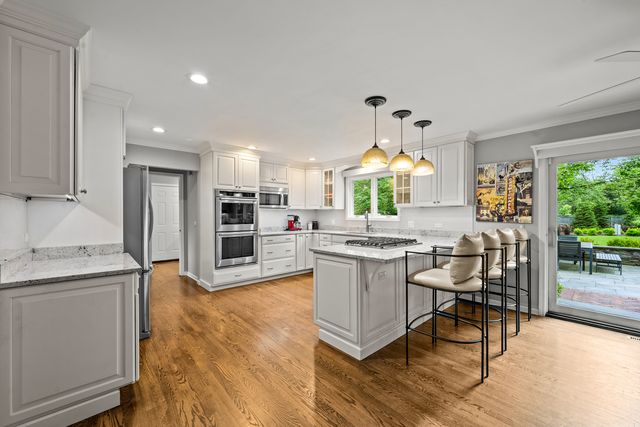 150 N Suffolk Lane, Lake Forest, IL 60045