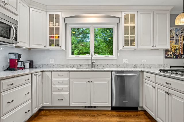150 N Suffolk Lane, Lake Forest, IL 60045