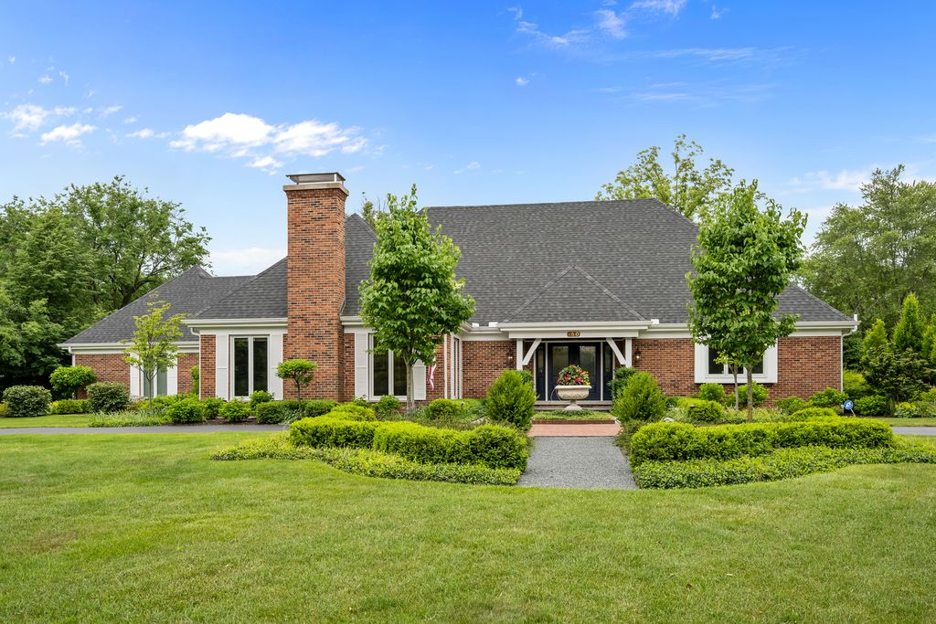 150 N Suffolk Lane, Lake Forest, IL 60045