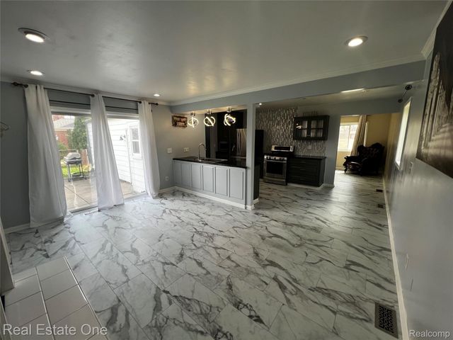 39394 Carrie Drive, Sterling Heights, MI 48313