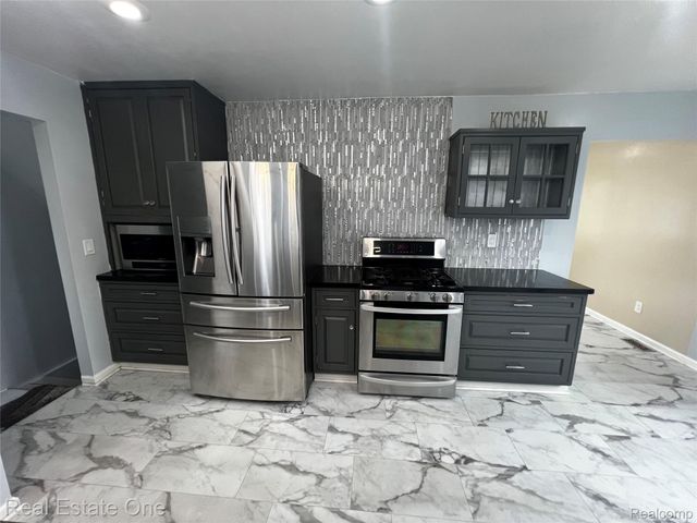 39394 Carrie Drive, Sterling Heights, MI 48313