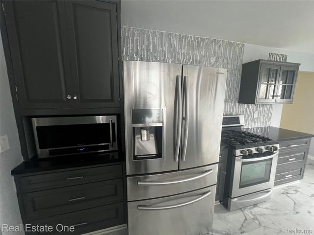 39394 Carrie Drive, Sterling Heights, MI 48313