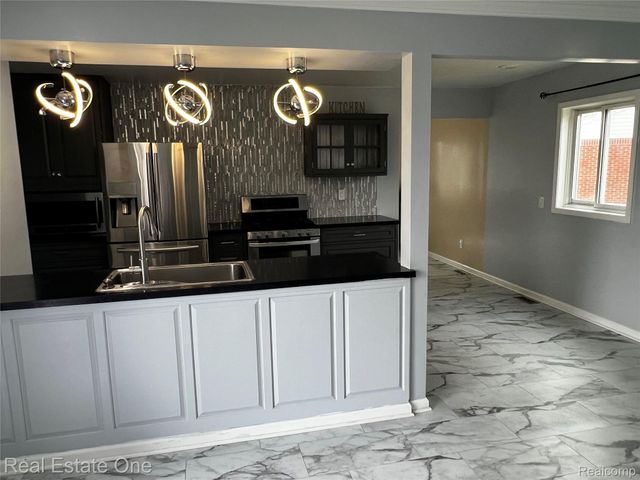 39394 Carrie Drive, Sterling Heights, MI 48313