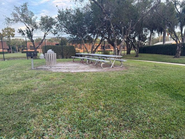 7117 71st Way, West Palm Beach, FL 33407