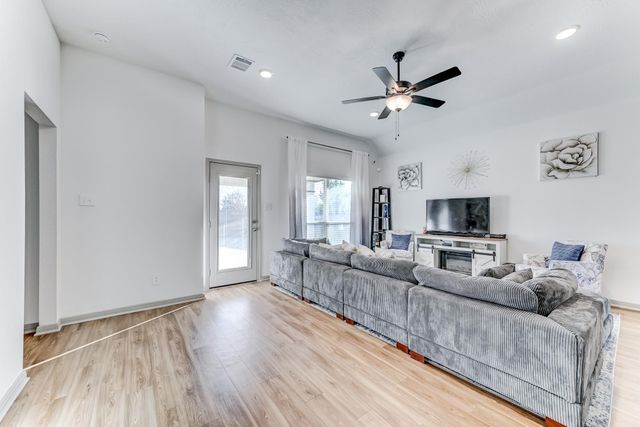 204 Shoreview Drive, Conroe, TX 77303