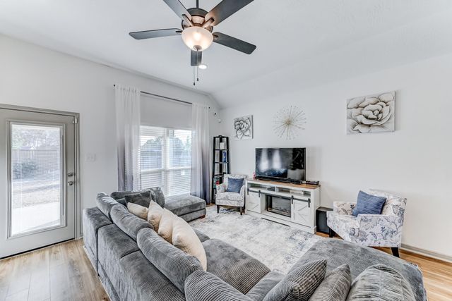 204 Shoreview Drive, Conroe, TX 77303