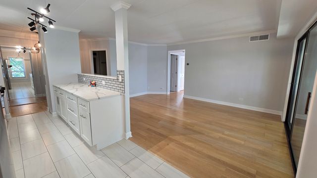 6330 Lincoln Avenue 4J, Morton Grove, IL 60053