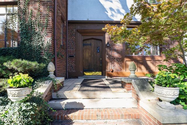 943 Harcourt Road, Grosse Pointe Park, MI 48230