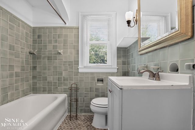 943 Harcourt Road, Grosse Pointe Park, MI 48230
