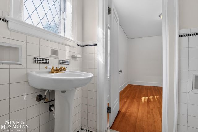 943 Harcourt Road, Grosse Pointe Park, MI 48230