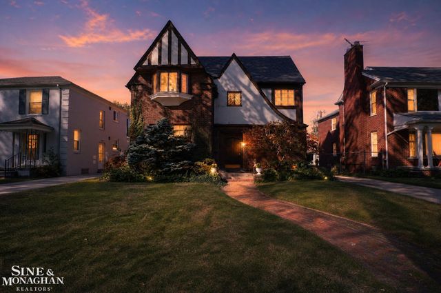 943 Harcourt Road, Grosse Pointe Park, MI 48230