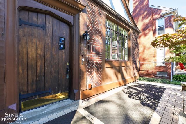 943 Harcourt Road, Grosse Pointe Park, MI 48230