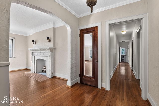 943 Harcourt Road, Grosse Pointe Park, MI 48230