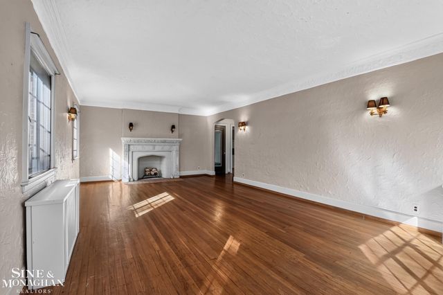 943 Harcourt Road, Grosse Pointe Park, MI 48230