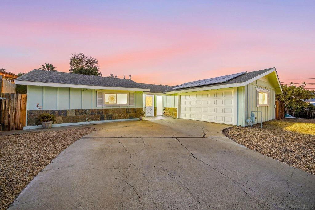 8450 Angila Dr, Santee, CA 92071