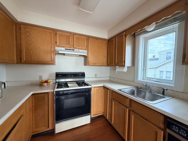 2 Cambridge Court, East Haven, CT 06512