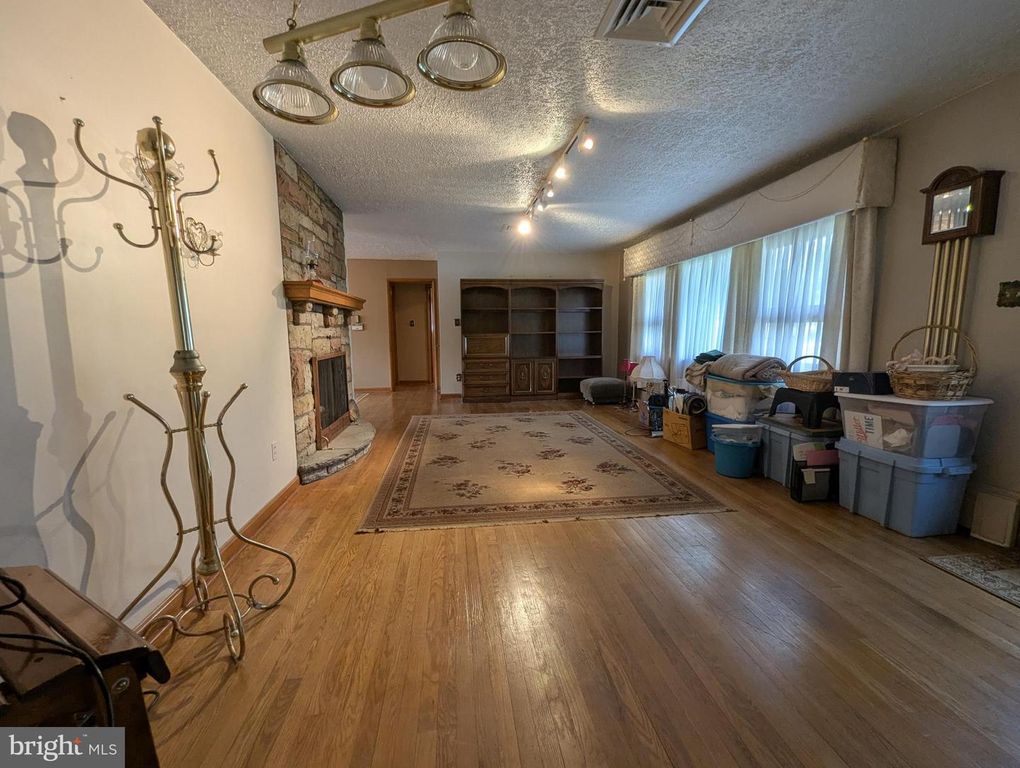 Image 21 of property listing at 203 WEMPE DR, Cumberland, MD 21502