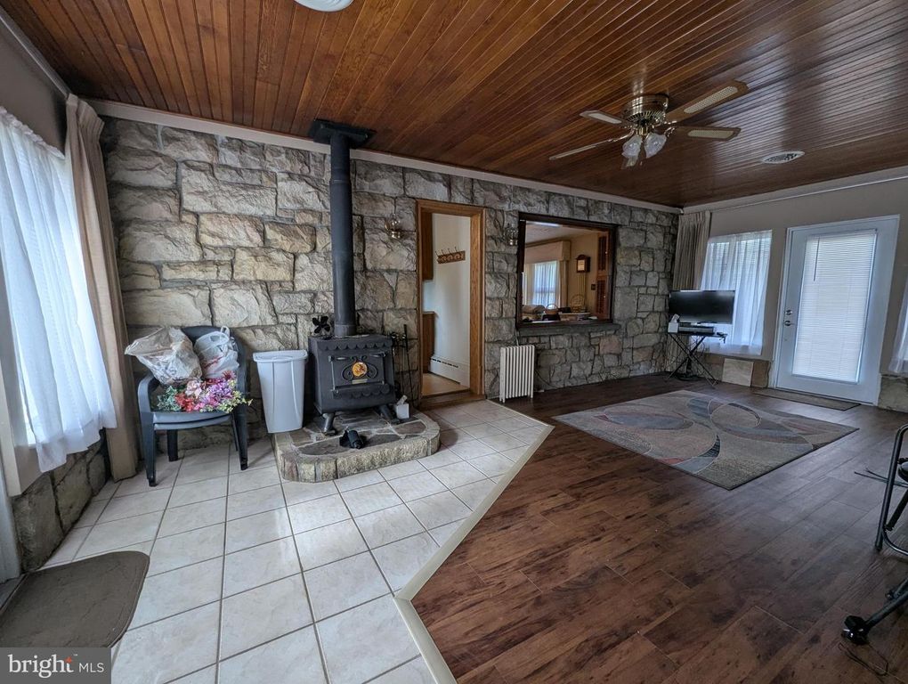 Image 27 of property listing at 203 WEMPE DR, Cumberland, MD 21502