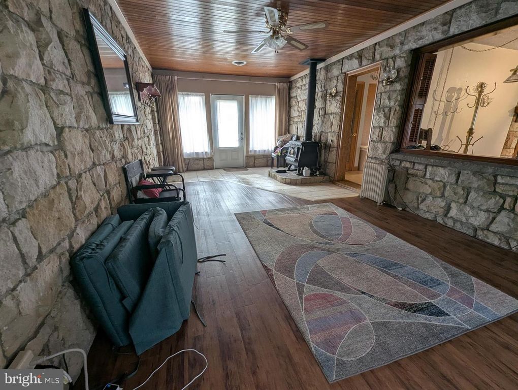 Image 28 of property listing at 203 WEMPE DR, Cumberland, MD 21502