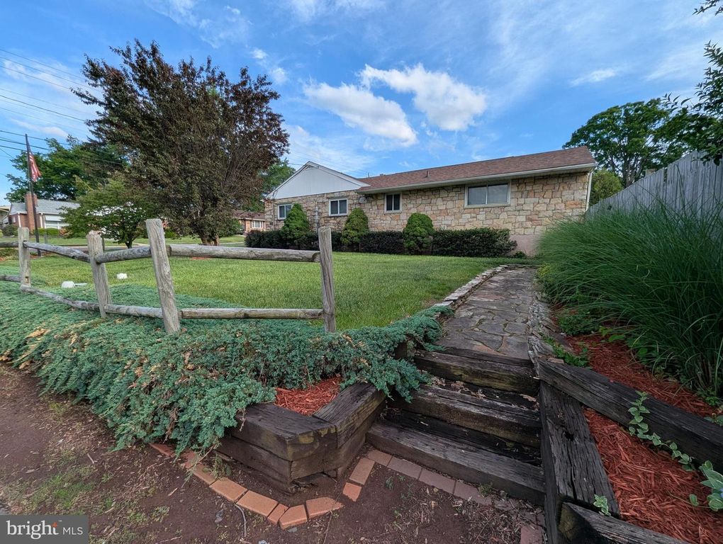 Image 6 of property listing at 203 WEMPE DR, Cumberland, MD 21502