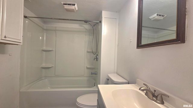 2360 S 9TH Street, Springfield, IL 62703