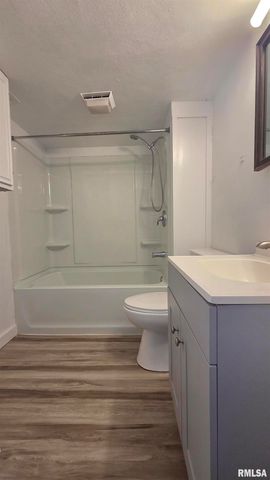 2360 S 9TH Street, Springfield, IL 62703