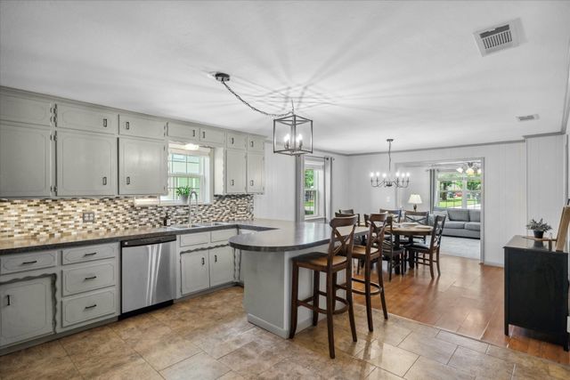 809 S Prairieville Street, Athens, TX 75751