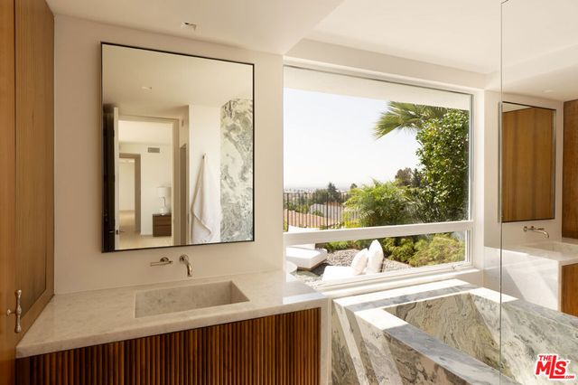 5270 Los Diegos Way, Los Angeles, CA 90027