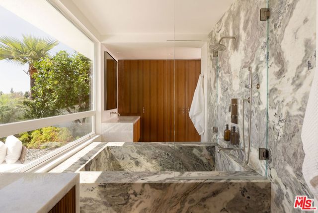 5270 Los Diegos Way, Los Angeles, CA 90027
