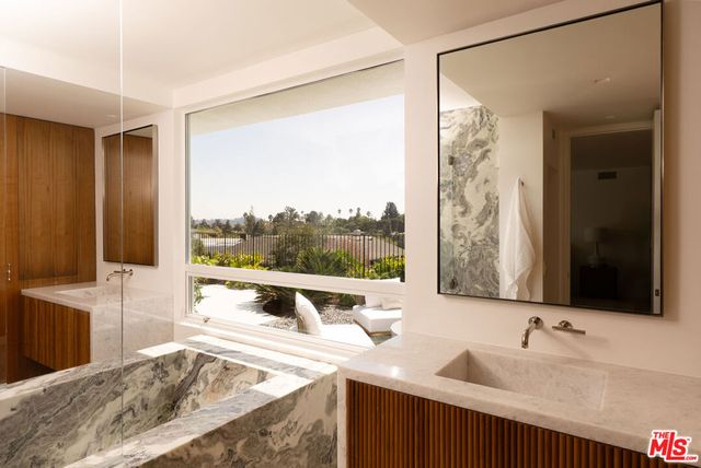 5270 Los Diegos Way, Los Angeles, CA 90027