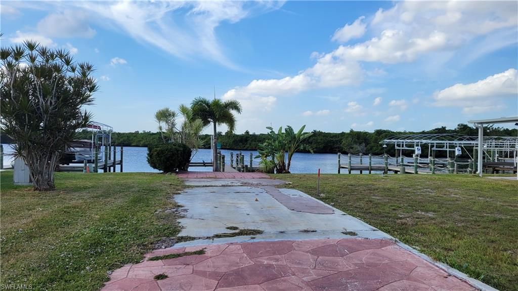 306 Shoreland DR, FORT MYERS, FL 33905 — exterior