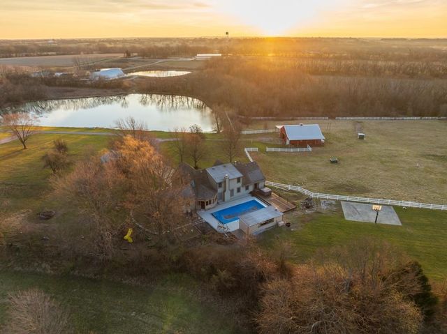 7 E 203 Road, Belton, MO 64012