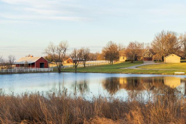 7 E 203 Road, Belton, MO 64012