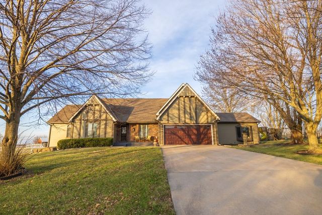 7 E 203 Road, Belton, MO 64012