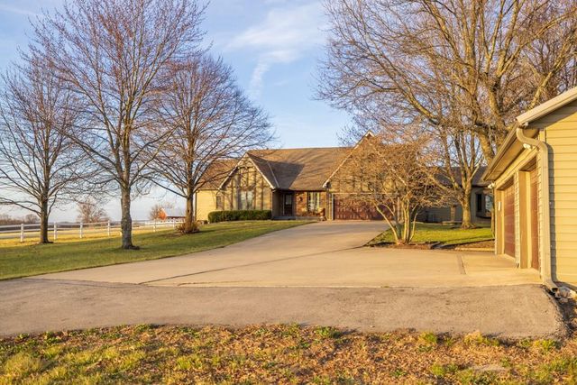 7 E 203 Road, Belton, MO 64012