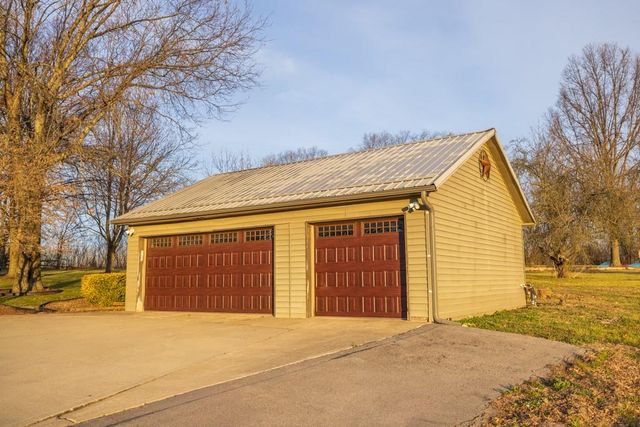 7 E 203 Road, Belton, MO 64012