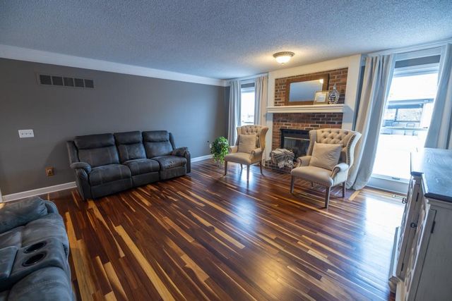 7 E 203 Road, Belton, MO 64012